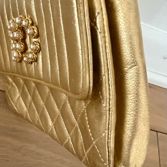 CHANEL Gold Lambskin Clutch/Purse with pearl/gold “CC” - Picture 3 of 12